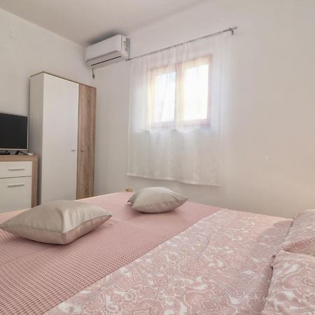 Studio Apartman Edy 3 Pula Buitenkant foto