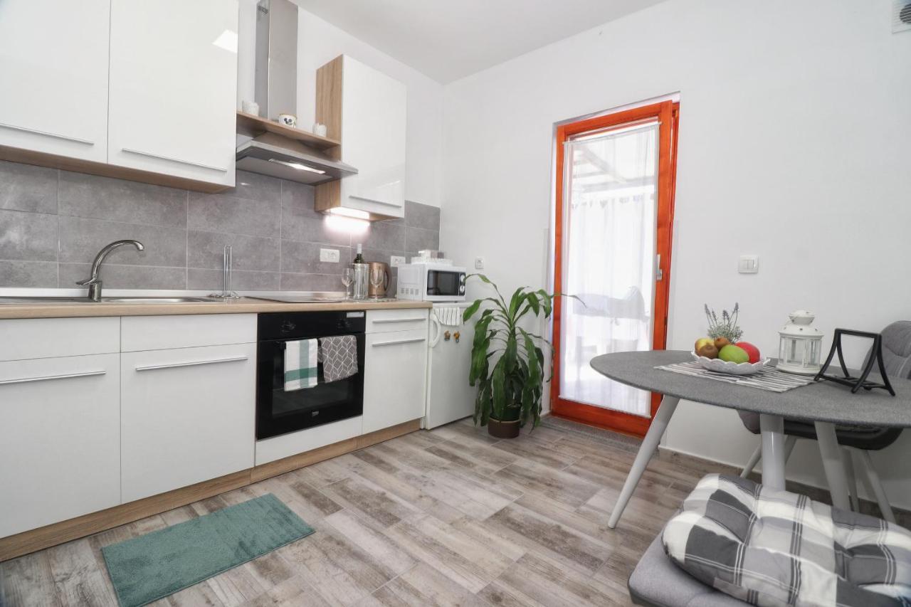 Studio Apartman Edy 3 Pula Buitenkant foto